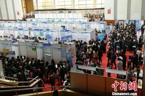 资料图:“西安交通大学2018届毕业生春季大型招聘会”现场。燕武摄