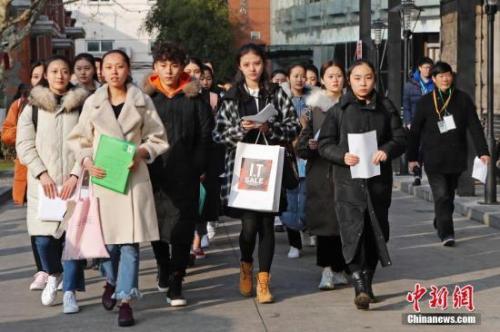 资料图:上海戏剧学院艺考现场,考生正在等待考试。中新社记者 殷立勤 摄