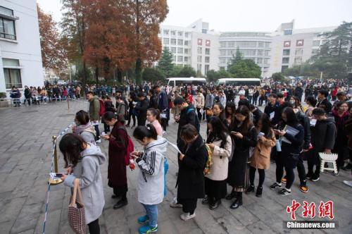 资料图 2019年国考,考生排队进入考场。中新社 苏阳 摄