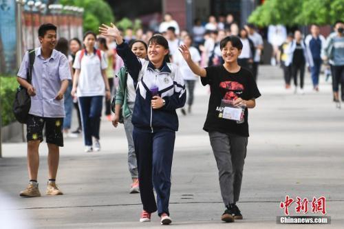 资料图:6月8日,山西太原成成中学考点,走出考场的考生露出灿烂笑容。中新社记者 武俊杰 摄