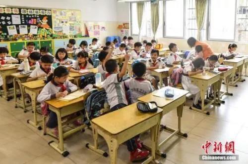 资料图:小学生在上课 中新社记者 陈骥旻 摄
