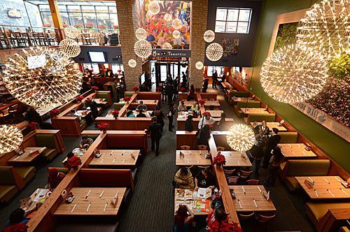 资料图:在美国纽约,顾客在装饰着LED照明灯的餐厅中就餐。(新华社)
