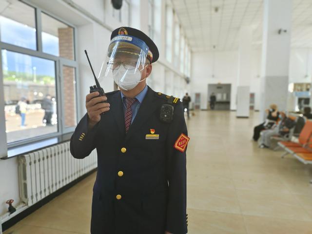 2022年6月6日,程显闽在大杨树客运站候车室做日常巡查。受访者供图