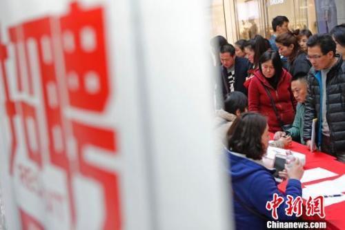 资料图:“春风行动”招聘会近期在上海举行,图为招聘会现场。殷立勤摄