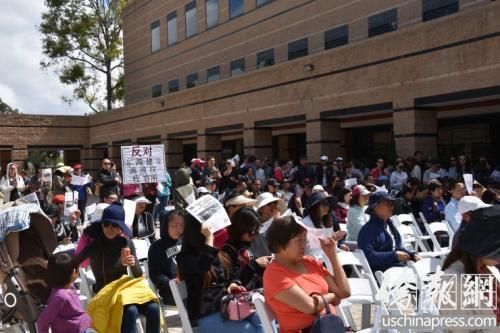 尔湾市民在市政府广场集会抗议橙县政府在大公园建游民收容所。(美国《侨报》记者尚颖摄)