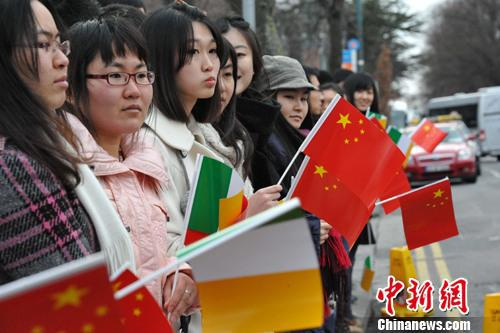 资料图片:都柏林中国留学生。