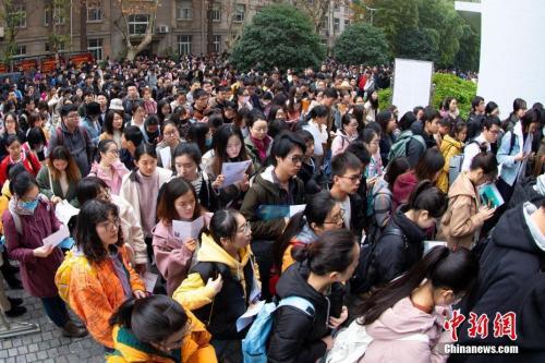 资料图 2019年国考,考生陆续进场参加考试。中新社 苏阳 摄