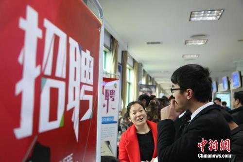 资料图:在江西省举办的一场招聘大会上,现场求职场面火爆。姜涛 摄