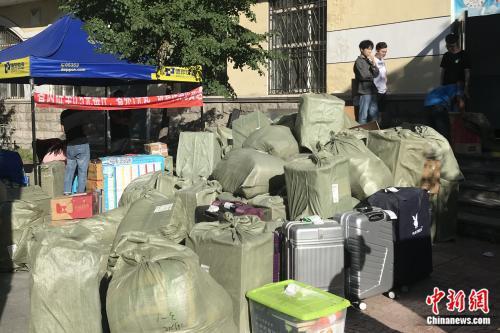 毕业季,黑龙江大学校内快递点堆满了毕业生行李。受访者供图