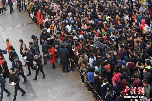 资料图:一公务员考点,考生排队准备进入考场。武俊杰 摄