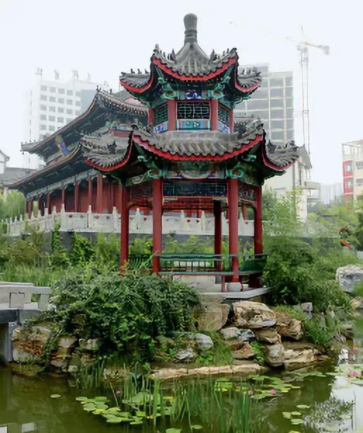 河北美院分为南北两个校区,北校区以中国古典建 筑为特征,庭院阁楼遥相呼应