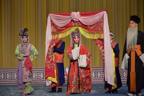 京剧《锁麟囊》,李晓桐(中)饰演薛湘灵。