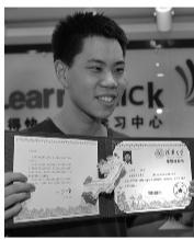 昨日,毕业于东北育才学校超常实验部的马煦茗同学收到了清华大学的录取通知书。 本稿图片均由辽沈晚报首席记者 查金辉 摄