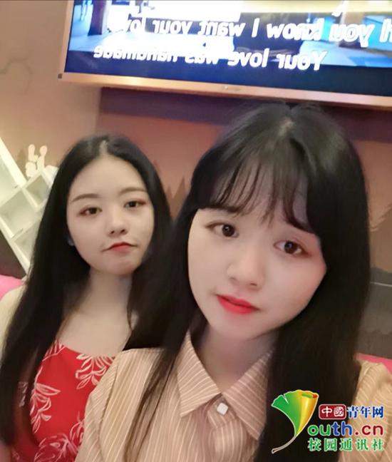 图为姐姐黄瑶(左)和妹妹黄晶(右)在大三时的合影。