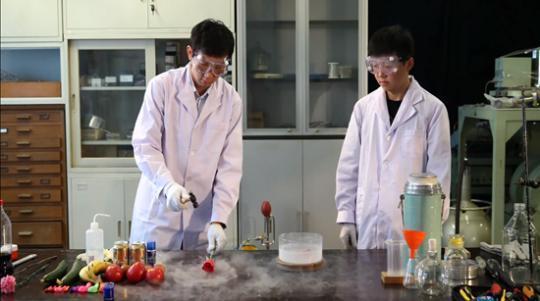 成蒙(左一)和博士生汤建在录制科普视频。受访者供图
