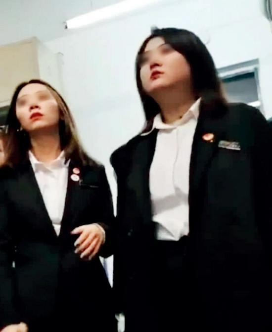 (视频截图)查寝的张美玉(右)等人。
