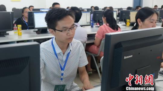 评卷现场。 张翼晶 摄