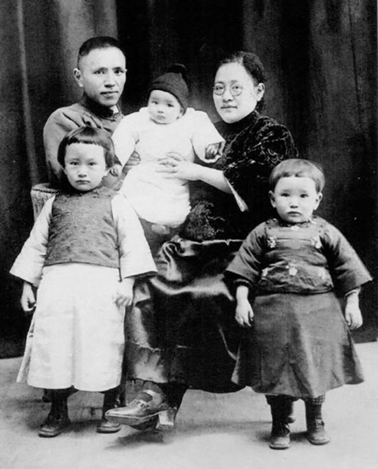 1930年,查全性(左一)三兄弟和父亲查谦、母亲黄孟姒。