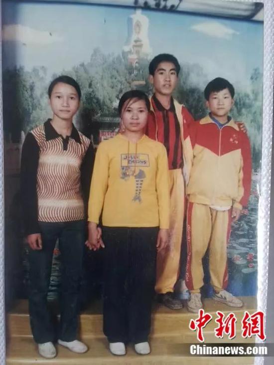刘秀祥(右二)小时候 受访者供图