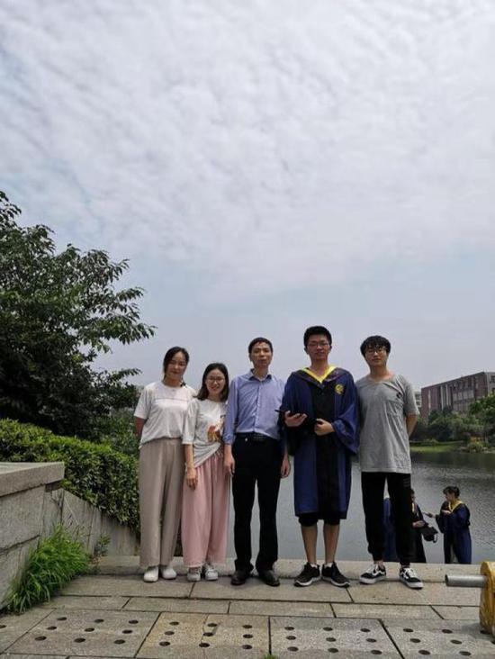 2019年6月,2016级研究生毕业,云影湖畔合影。(长沙理工大学供图)
