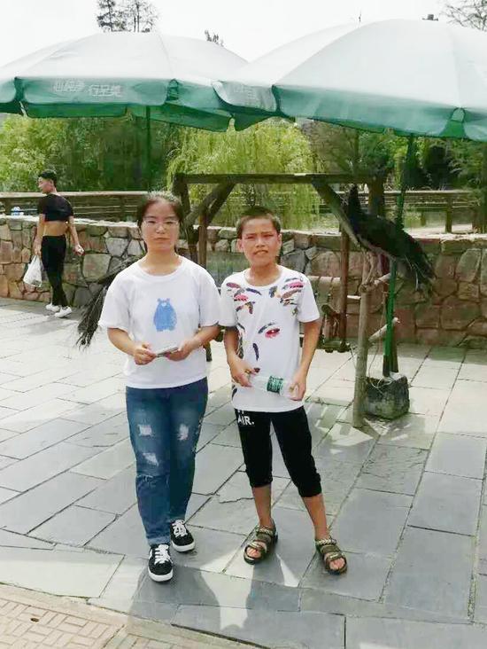高二的暑假,钟芳蓉和弟弟在长沙动物园合影。
