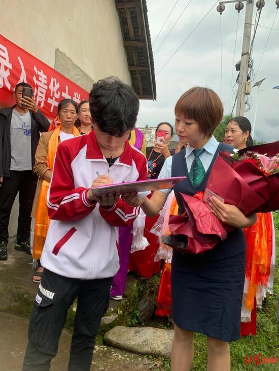↑孙川签收录取通知书