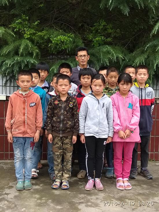 张渠江(后排,中)与学生合影。 受访者 供图