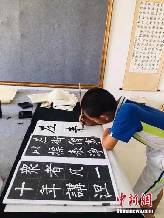 图为付益玮练习书法 受访者供图