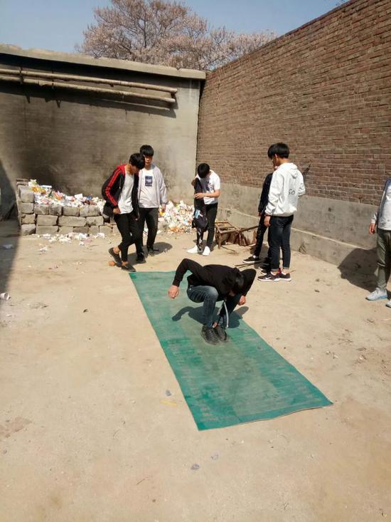 小雅初三时,同年级的学生在南街小学的院子里进行中考前的体育项目练习。图源网络