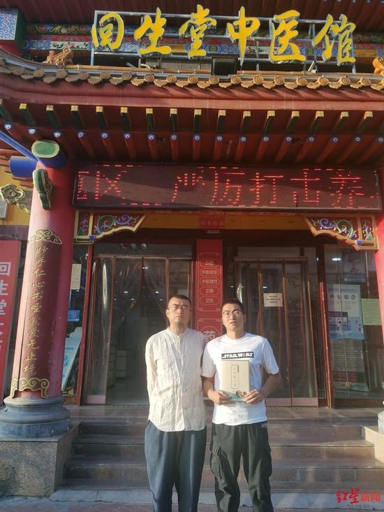▲徐可手持录取通知书与父亲徐永升合影