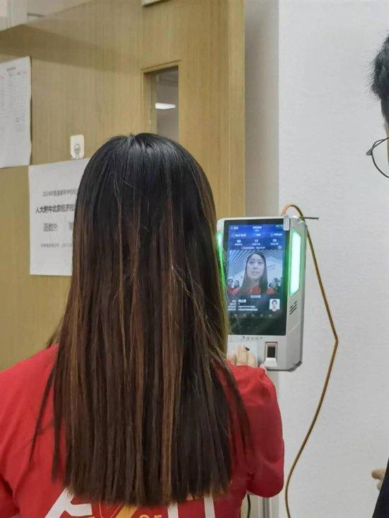 “考生”经过人脸识别后进入考场。