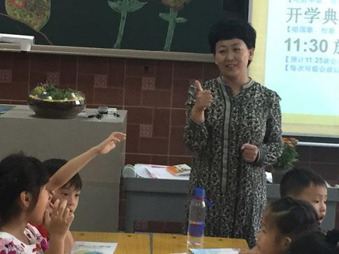 李虹霞和学生互动。