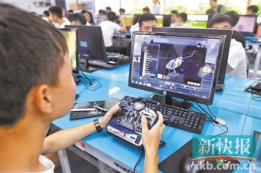 ■9月28日,广州现代信息工程职业技术学院首届无人机专业班学子正在上课。 新快报记者 夏世焱/摄