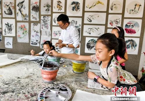 7月5日,一家培训机构的暑期国画班里,孩子们正在做绘画前的准备工作。中新社记者 刘新 摄