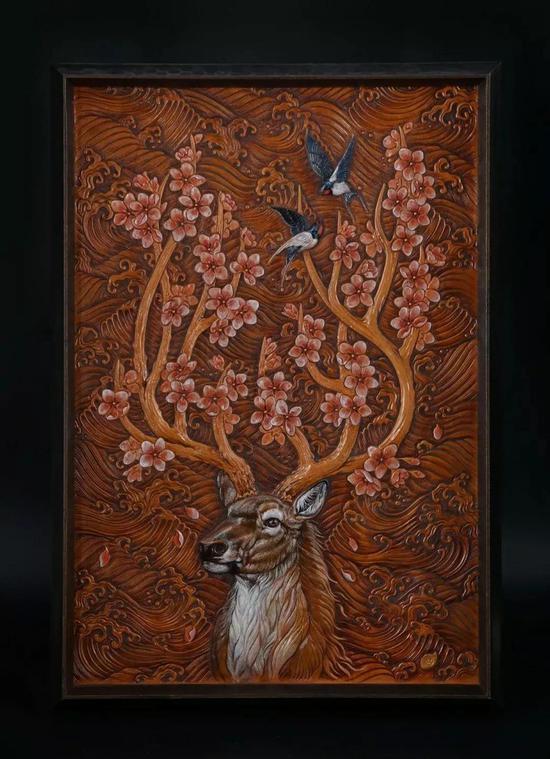 《春鹿》蔡弘灏,获得2016年美国谢里丹“国际皮雕大赛”画类第一名