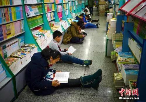 资料图:小学生们正在阅读书籍 刘新 摄