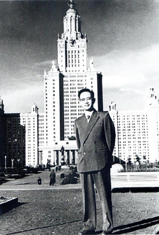 查全性在莫斯科大学留影。