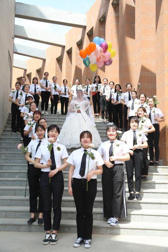学生们邀请了专业摄影师拍摄毕业照