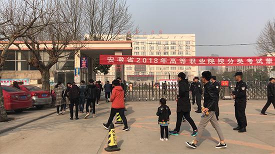 25日上午,考生陆续走进考场。 澎湃新闻记者 徐笛薇 图