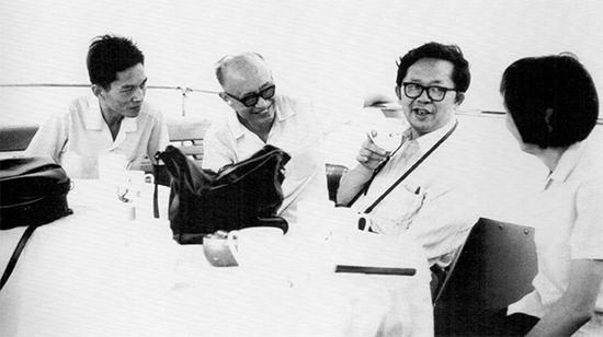 1979年,与英国来访学者在东湖。从左依次是周运鸿、查全性、英籍华人教授。