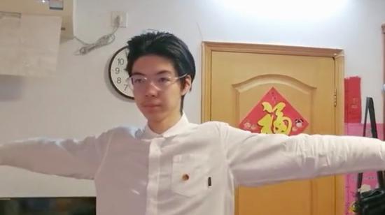 上海市复兴高级中学高三学生潘贝迪网课间歇做操放松。
