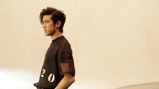 李治廷,音乐人、演员、歌手,毕业于英国帝国理工学院物理系。