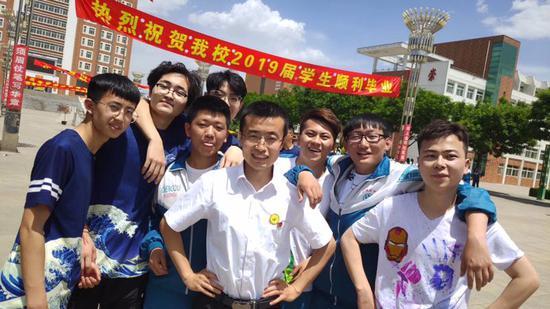 6月3日,毕业典礼,兰会云和部分同学的合影。受访者供图