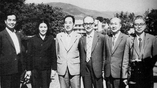 1978年,第一个中国电化学代表团出国访问匈牙利时在布达佩斯合影。