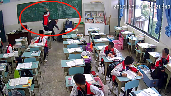 监控视频显示,学生持砖打向教师头部。来源:视频截图