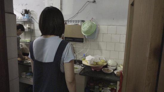 于智慧和正在做饭的母亲。邵真/摄
