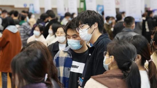 2022年11月18日,江苏常州,为促进毕业生实现更加充分更高质量就业,江苏理工学院举办2022年秋季校园招聘双选会。视觉中国 图