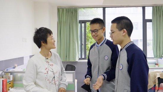 ▲教师胥敏与她的学生