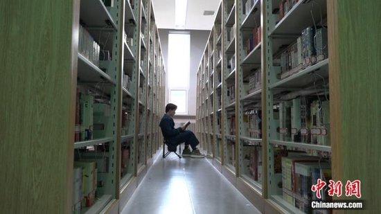 陈汉每周都有固定的时间到图书管学习。吕盛楠 摄