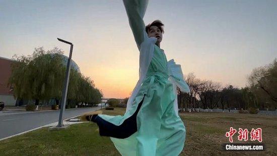 陈汉正在练习一曲古风舞蹈。吕盛楠 摄